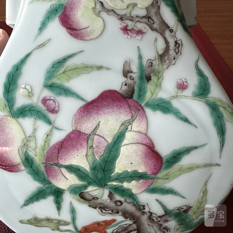 清光绪 青釉粉彩九桃纹贯耳瓶一对 - 图31
